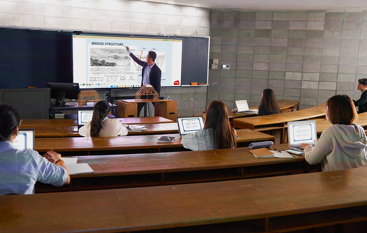 Effortless wireless screen sharing on a ViewBoard interactive display.