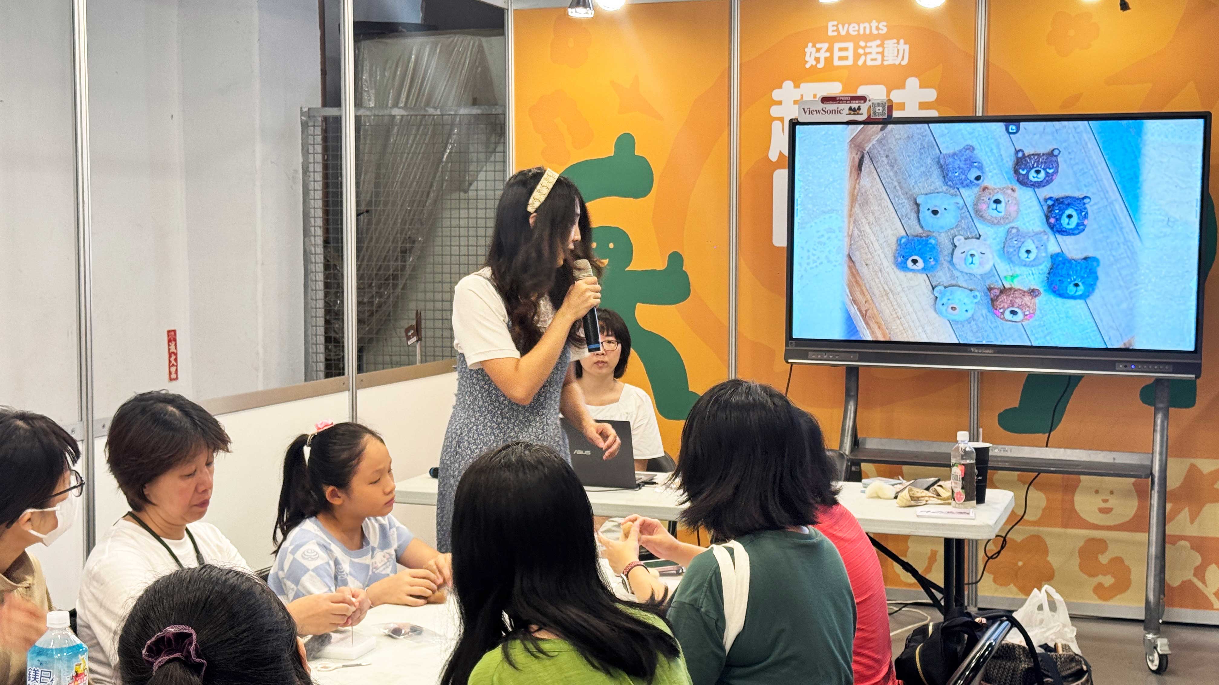 趣味DIY區，老師使用ViewSonic 65吋ViewBoard互動顯示器進行DIY教學。