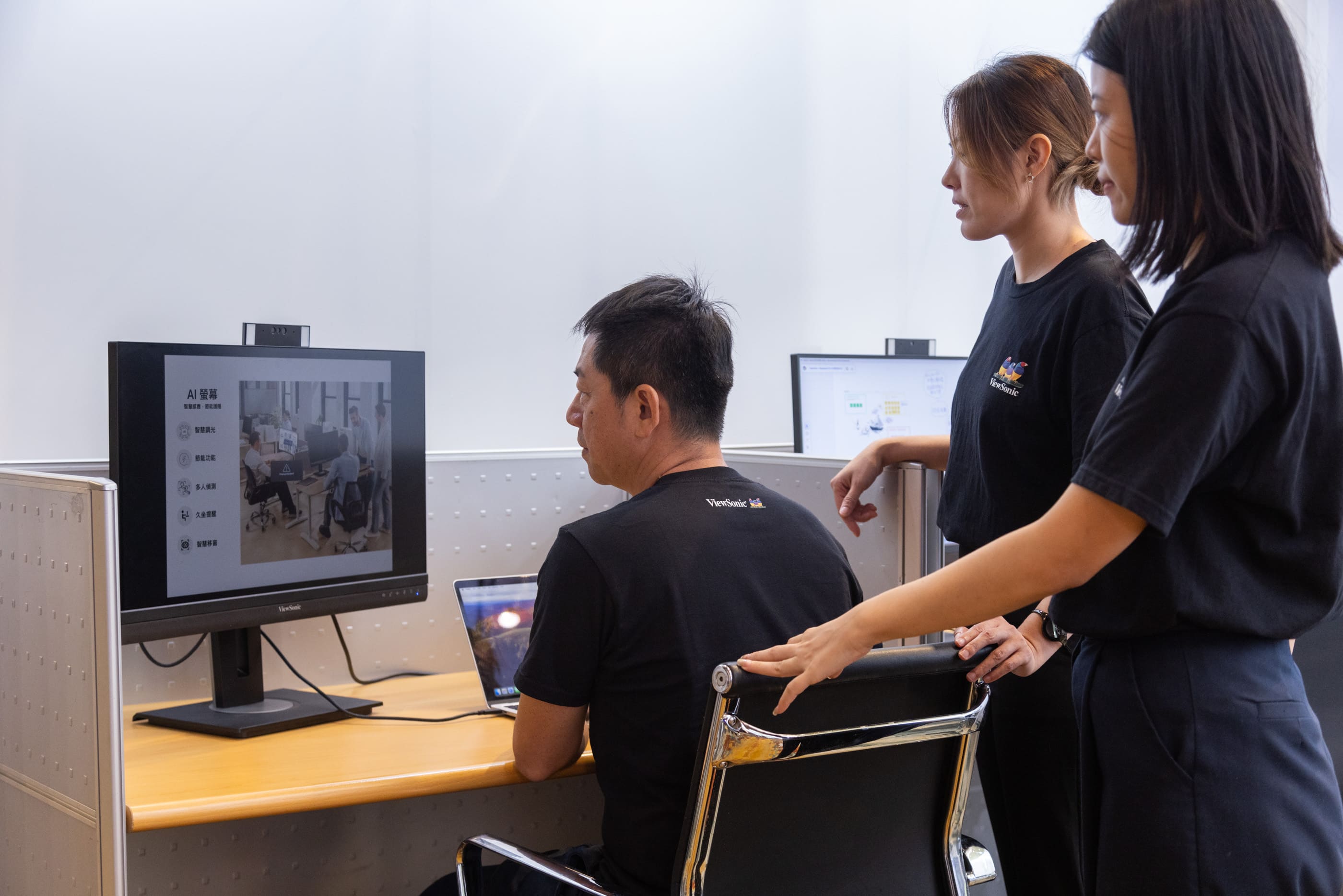 「未來個人工作站」推出AI Monitor藉助偵測多人背景、用戶姿勢等周遭辦公環境變化，提供即時提醒，提升個人作業生產力、保護用戶隱私。
