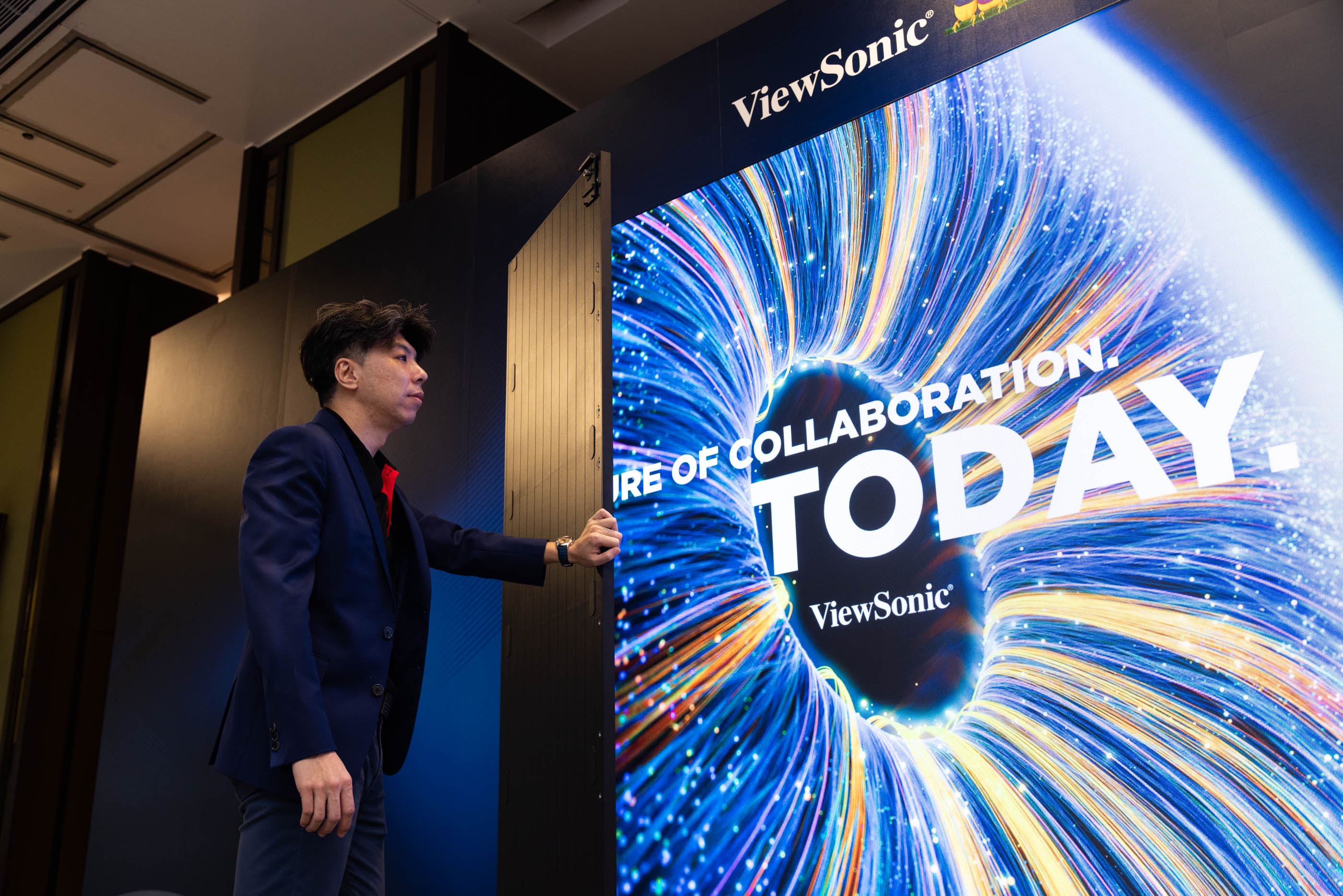 ViewSonic 展示135吋高機動性折疊式LED顯示器於「未來展演廳」，易於安裝，輕鬆為公共及展演場域打造栩栩如生的視覺體驗。