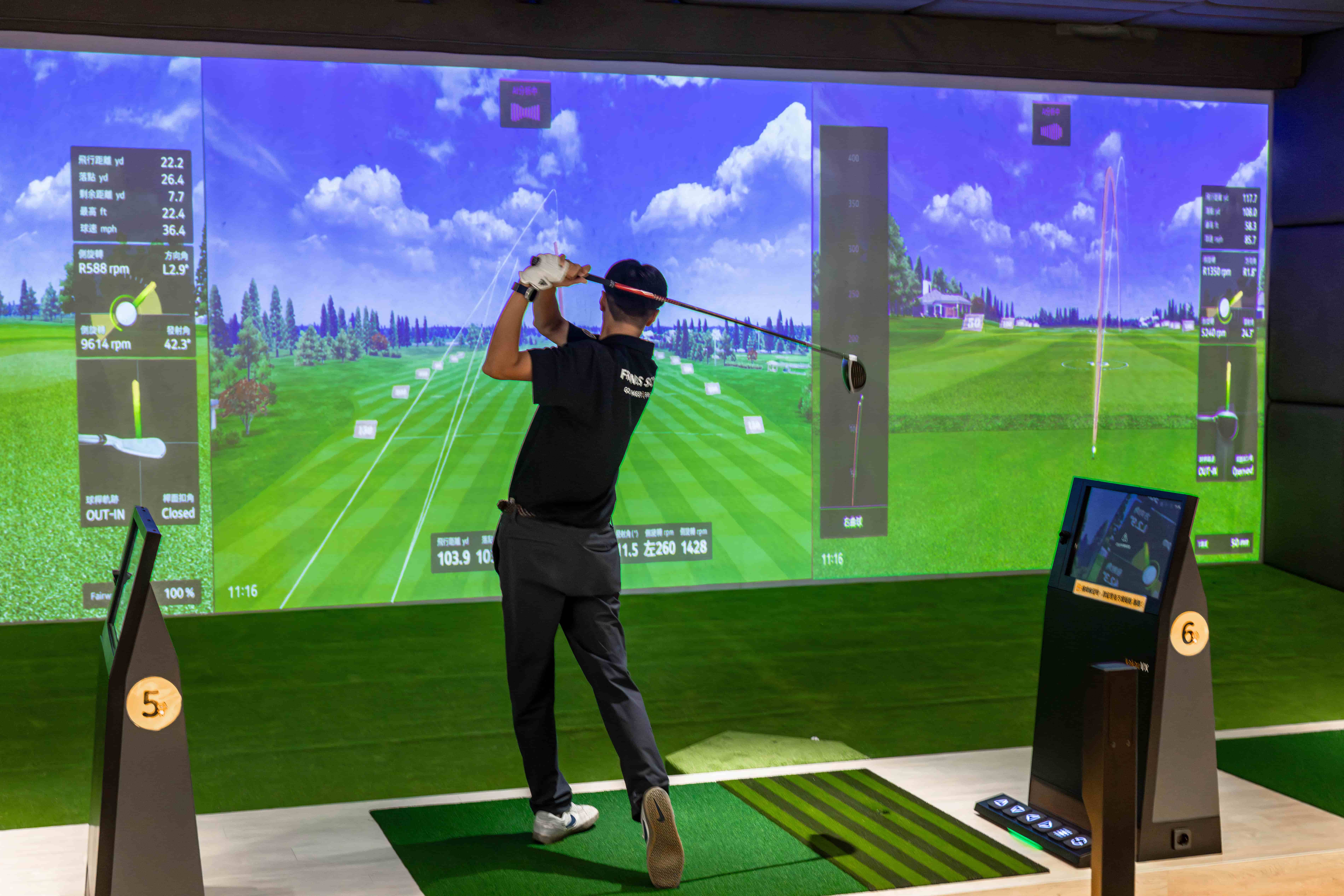 ViewSonic LS740HD高亮雷射投影機應用於「Friends Screen台灣旗艦店」，內建高爾夫專用顯色模式，提升AI模擬系統的畫面真實感與臨場體驗。