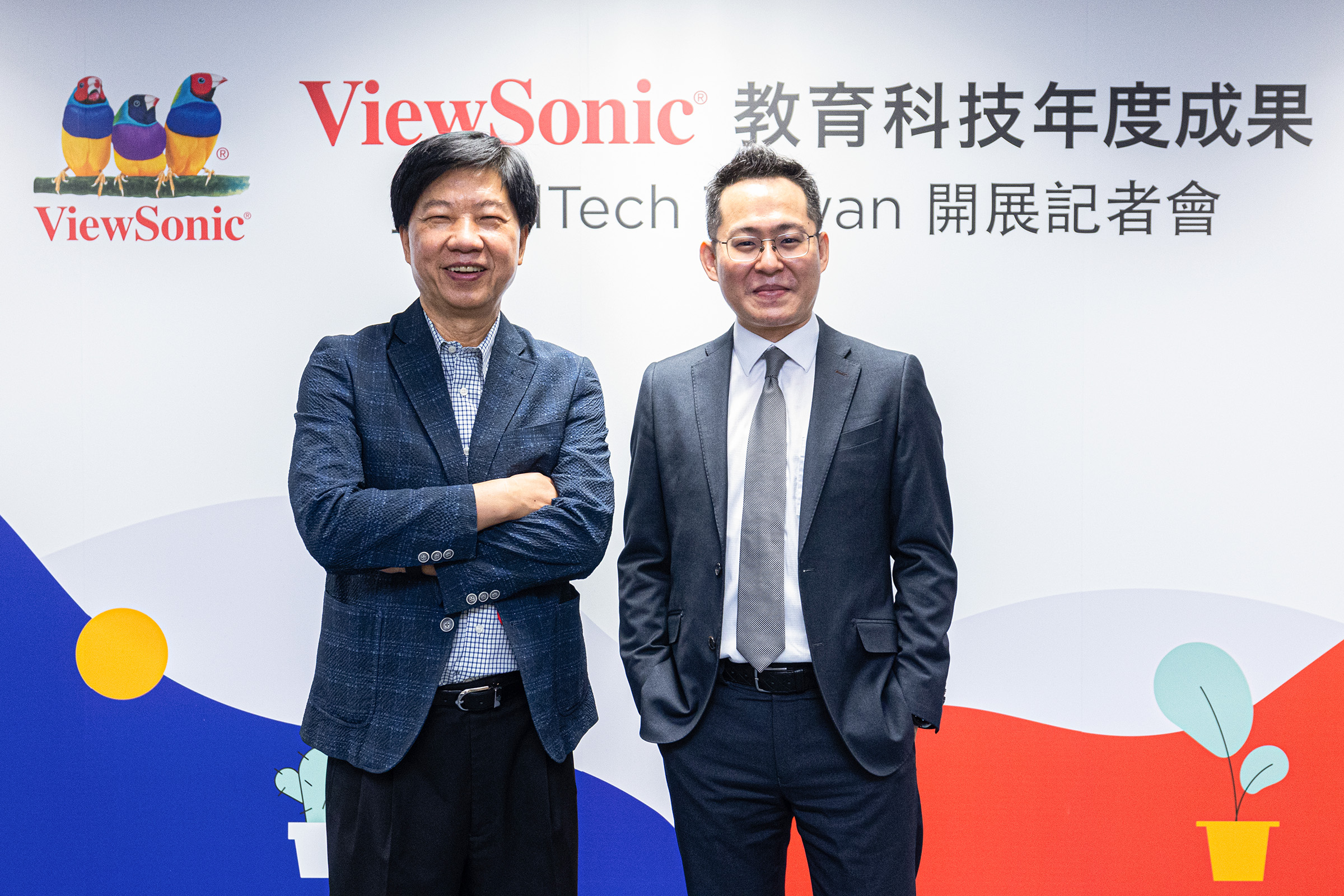 ViewSonic宣布，以作為企業與教育雙贏的數位轉型加速器為己任，正式成立「優派學院」，展現深耕教育科技決心，為數位教育帶來嶄新變革(左起ViewSonic董事長朱家良、ViewSonic優派學院院長連育仁)