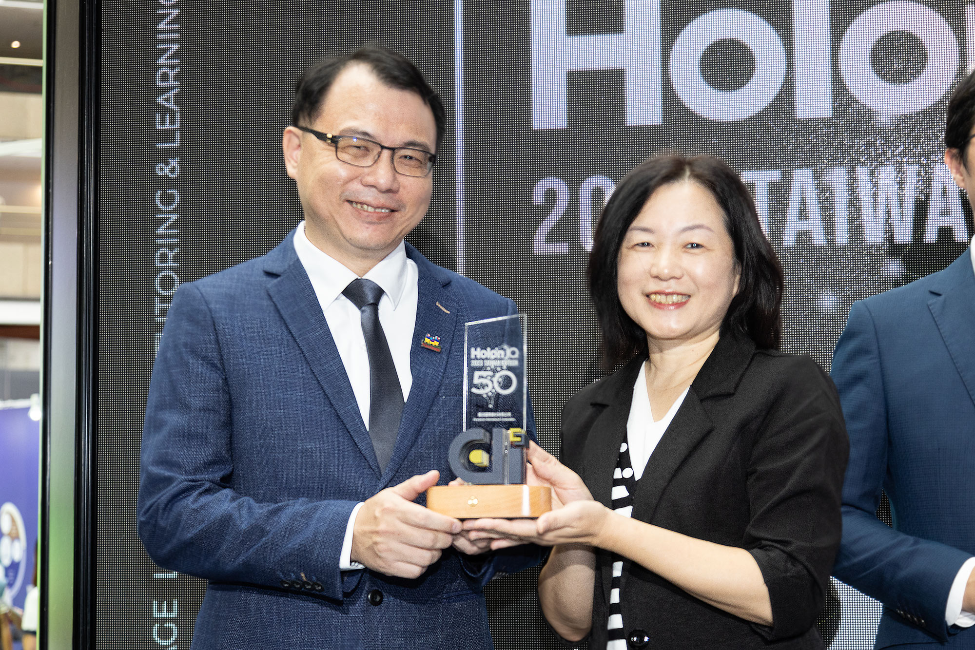 數位發展部黃雅萍主秘頒發HolonIQ 2023「Taiwan EdTech 50」獎項，ViewSonic由智能顯示暨解決方案事業部總經理陳鴻志代表受獎。