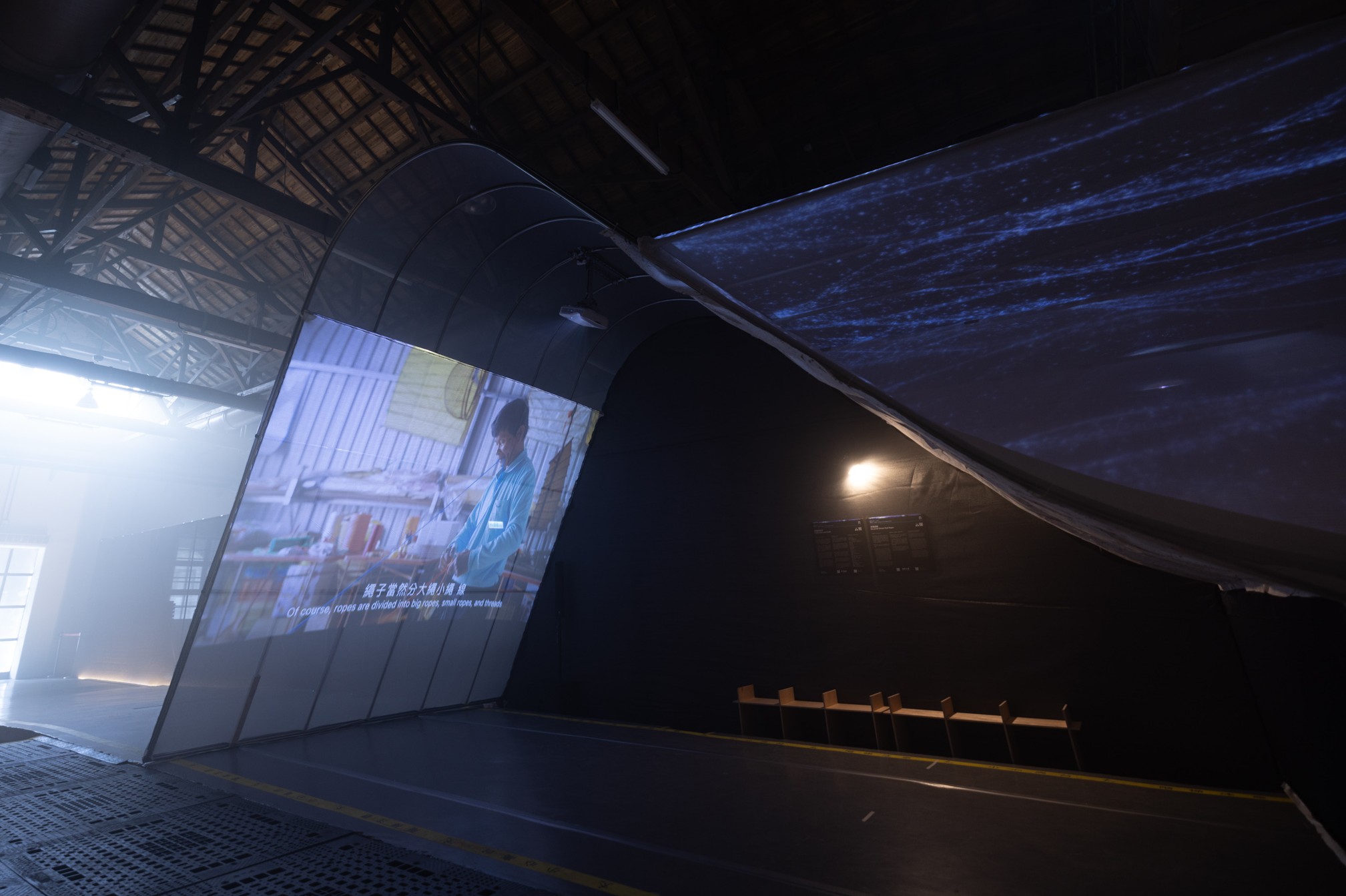 「有河之靈」展區運用ViewSonic超短焦雷射投影機，將水祭儀式及王船製作影像清晰呈現在透光網紗上，並於側面安裝空間投影河水流動波紋。
