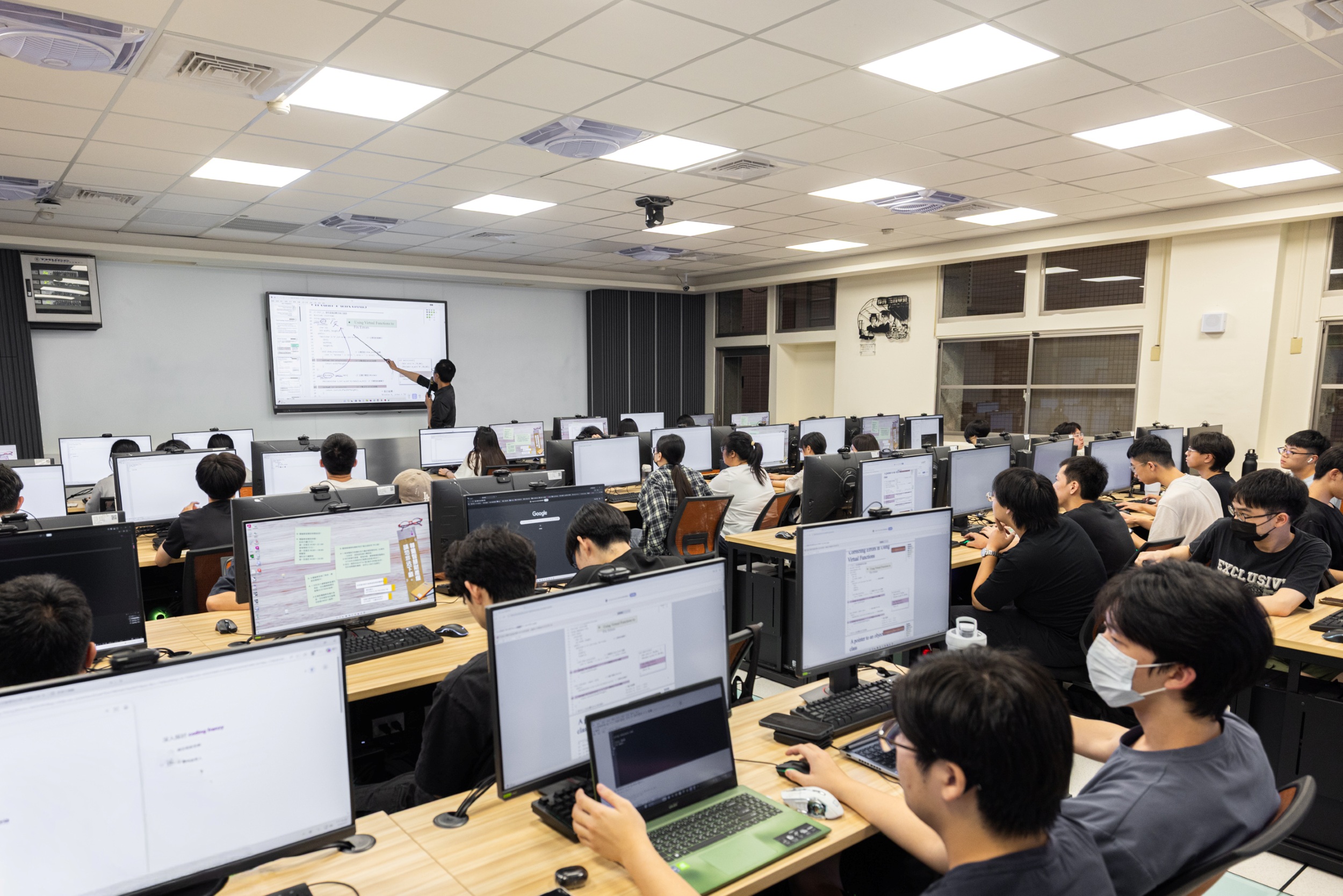 AI PC教室導入ViewSonic ViewBoard互動顯示器與myViewBoard沉浸式數位白板系統，支援教師即時講解、教材標註及互動討論，打造更具互動性與協作性的AI實作教學環境。
